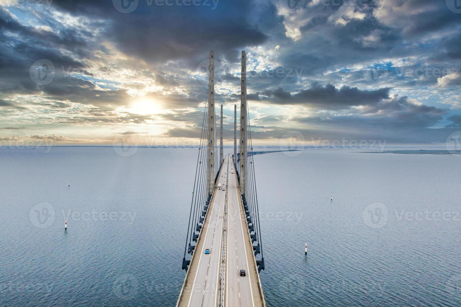 panoramisch uitzicht op de oresund-brug tijdens zonsondergang over de Oostzee foto