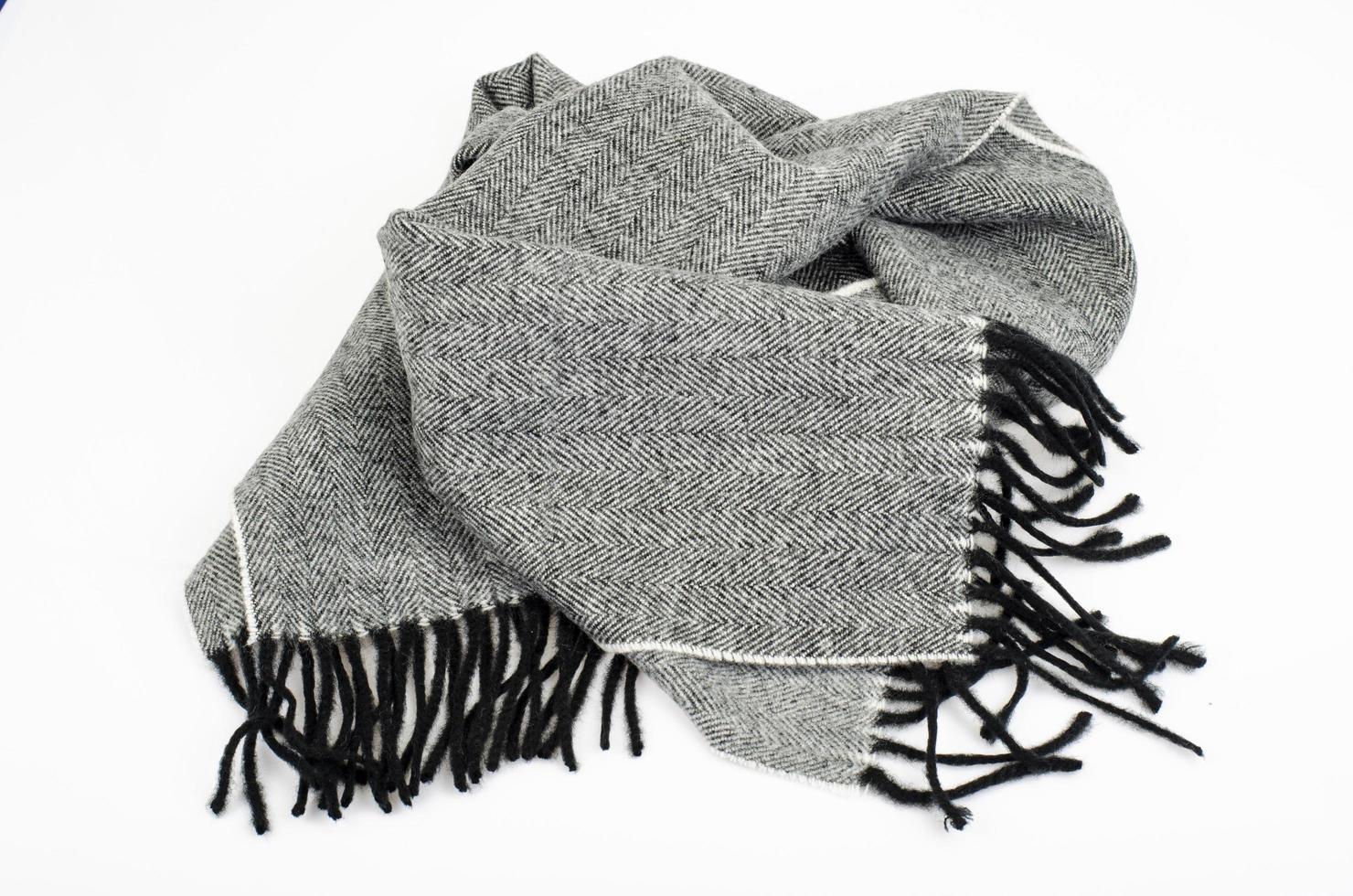 warme stijlvolle grijze wollen sjaal op witte achtergrond. studio foto