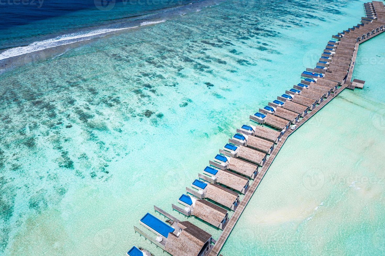 maldiven paradijs landschap. tropisch luchtlandschap, zeegezicht met lange steiger, watervilla's met geweldig zee- en lagunestrand, tropische natuur. exotische toeristische bestemming banner, zomervakantie foto