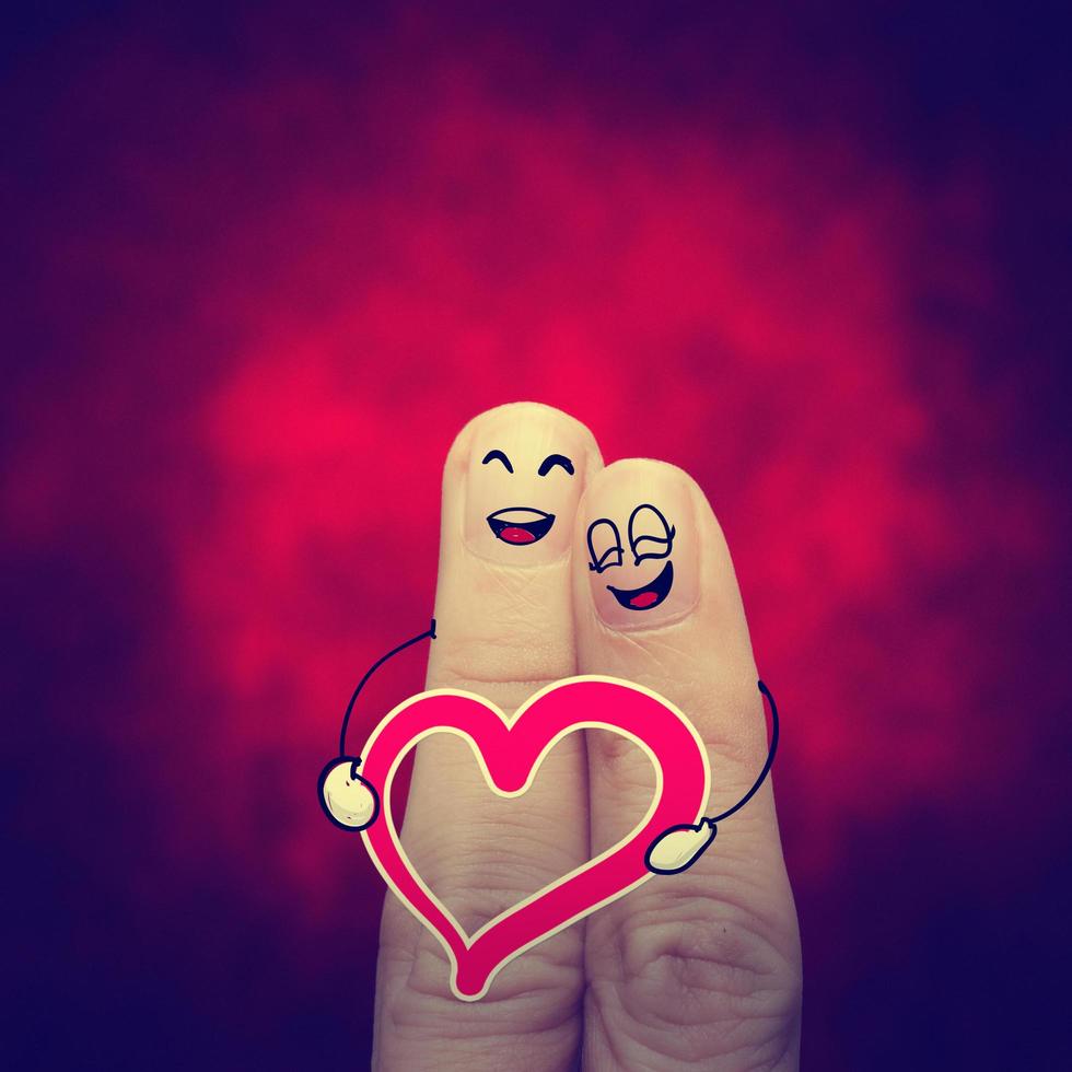 het gelukkige vintage vingerpaar verliefd op geschilderde smiley foto