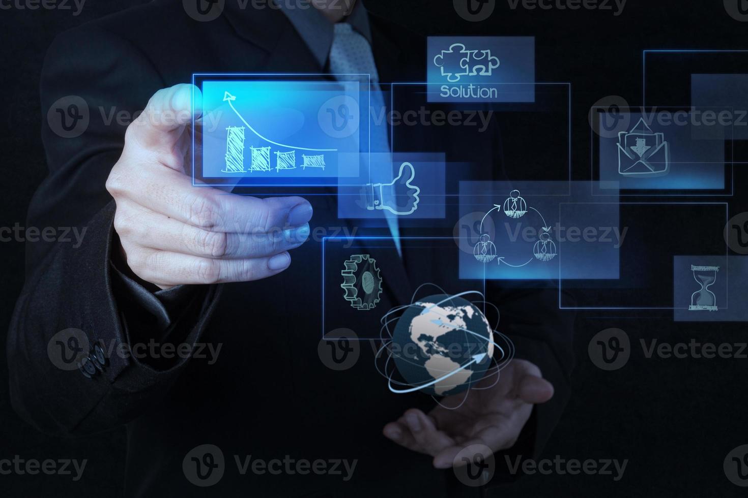 zakenman hand werken met nieuwe moderne computer en bedrijfsstrategie foto