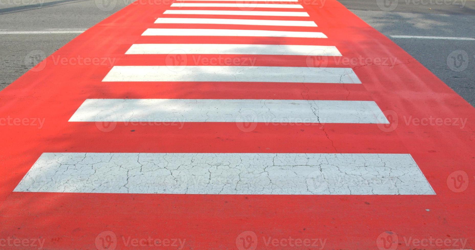 rood en wit zebrapad foto