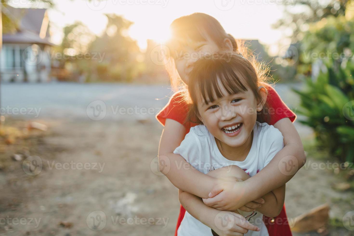 mensen portret van een emotionele gezichtsuitdrukking van glimlachen en lachen van 6-jarige Aziatische broers en zussen. familie gezond en geluk kinderen samen spelen concept foto