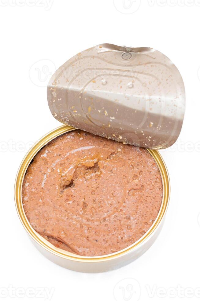 geopend blik kan met kip lever paté geïsoleerd Aan wit achtergrond. Open ingeblikt paté - isolatie foto