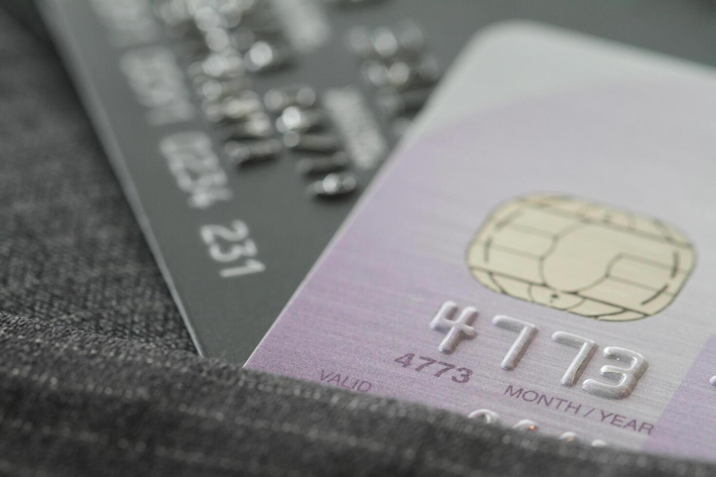 creditcards in zeer ondiepe focus met grijze pakachtergrond als online winkelconcept foto