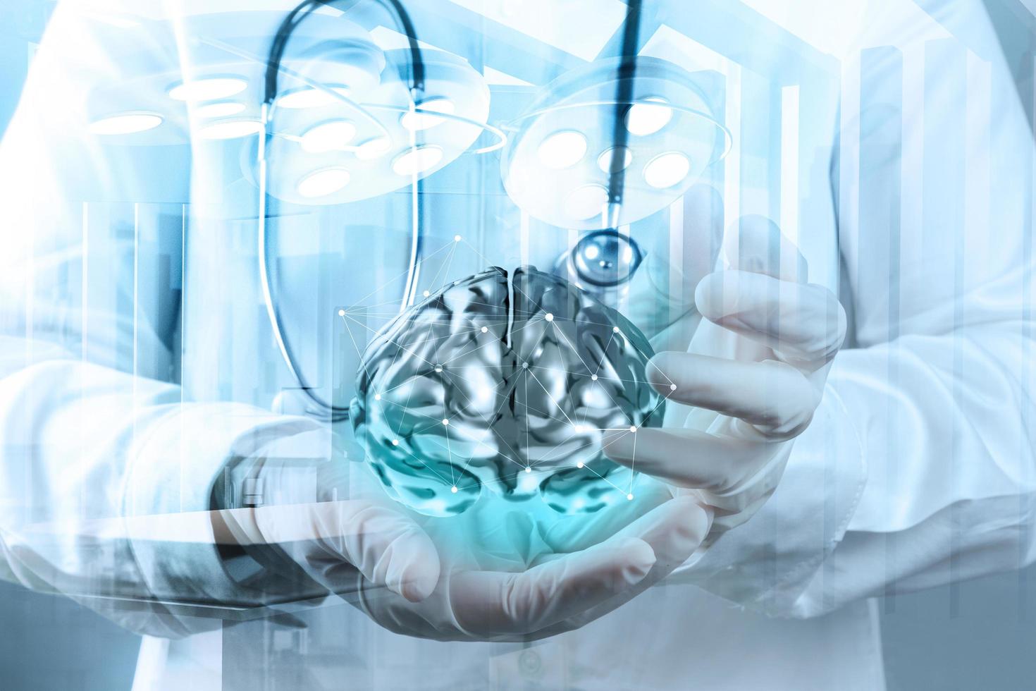 dubbele belichting van de hand van de arts-neuroloog toont metalen hersenen met computerinterface als concept foto