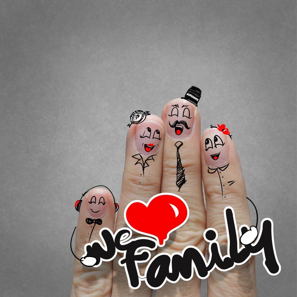 de gelukkige vingerfamilie die familiewoord houdt foto
