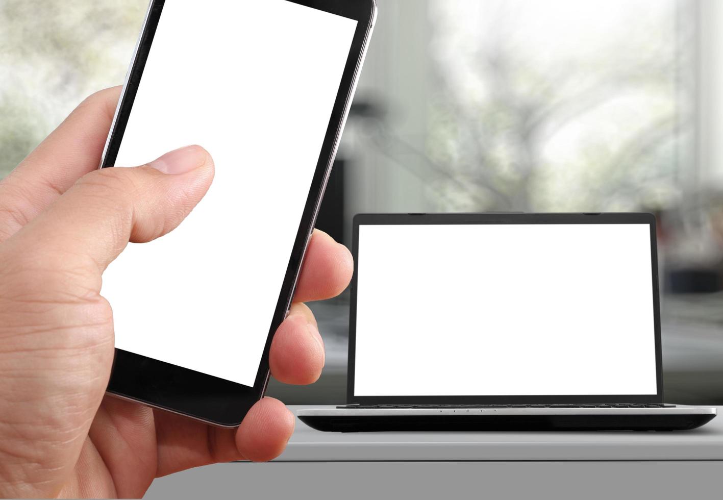 close-up van de hand die een leeg scherm van een smat-telefoon aanraakt met een wazige achtergrond als concept foto
