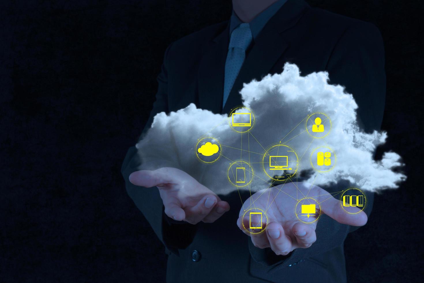 zakenman die werkt met een cloud computing-diagram op de nieuwe computerinterface foto