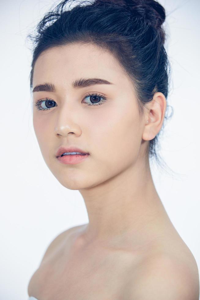 Aziatische vrouwen mooi met een schone, frisse huid, raken hun eigen gezicht aan. gezichtsbehandeling . cosmetologie, schoonheid en spa foto