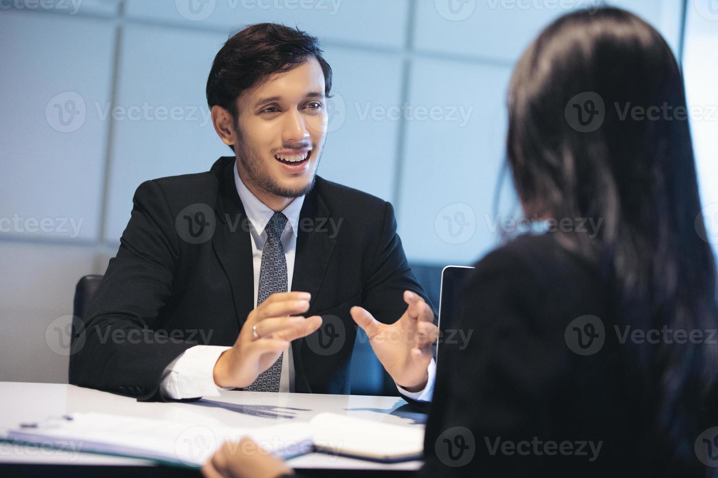 zakenlieden en zakenvrouwen die documenten bespreken voor het concept van het sollicitatiegesprek foto