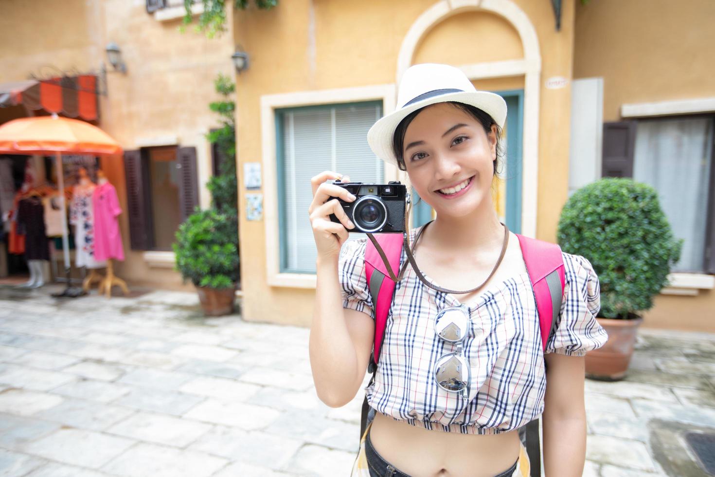 Aziatische vrouwenrugzakken die samen lopen en gelukkig zijn, nemen foto's en selfie, ontspannen tijd op vakantieconceptreizen foto