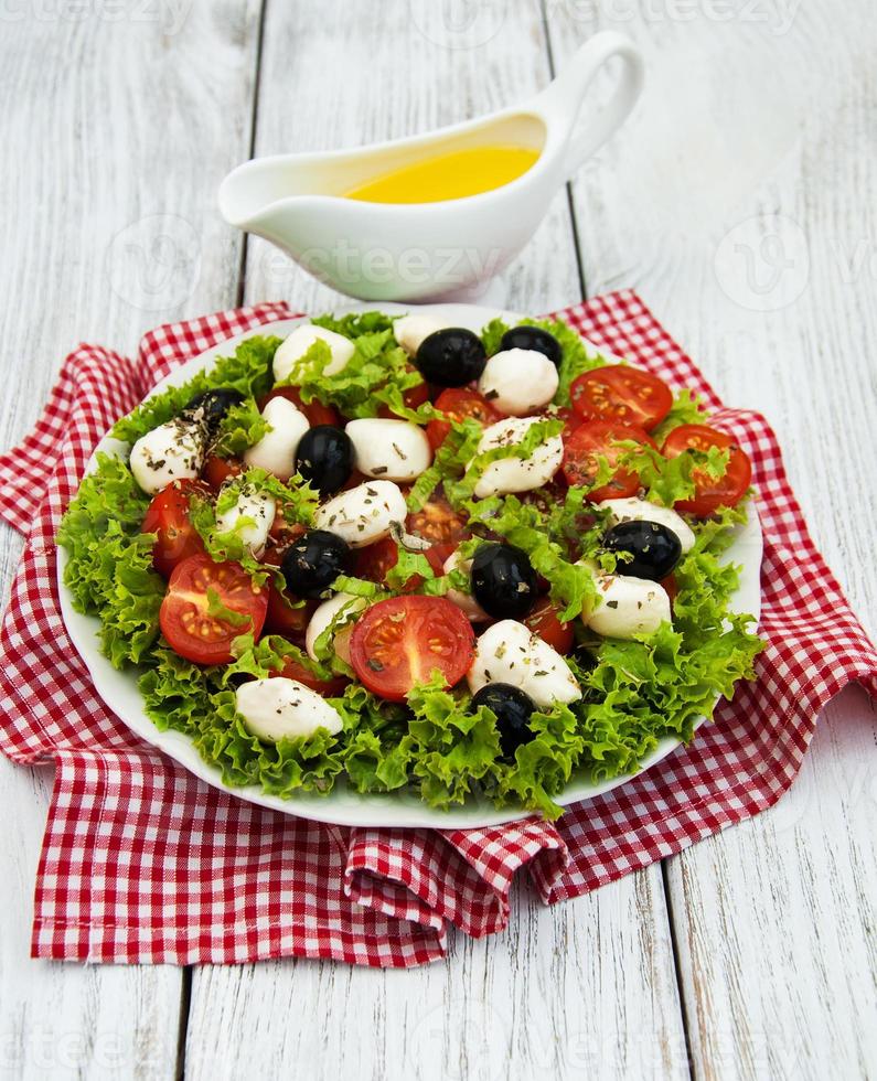 salade met mozarella kaas en groenten foto