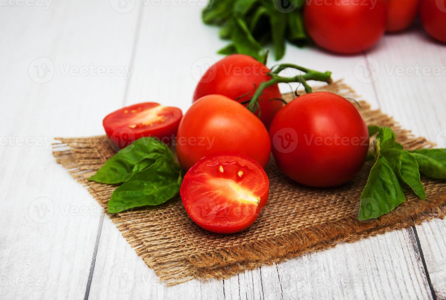 verse tomaten op een tafel foto