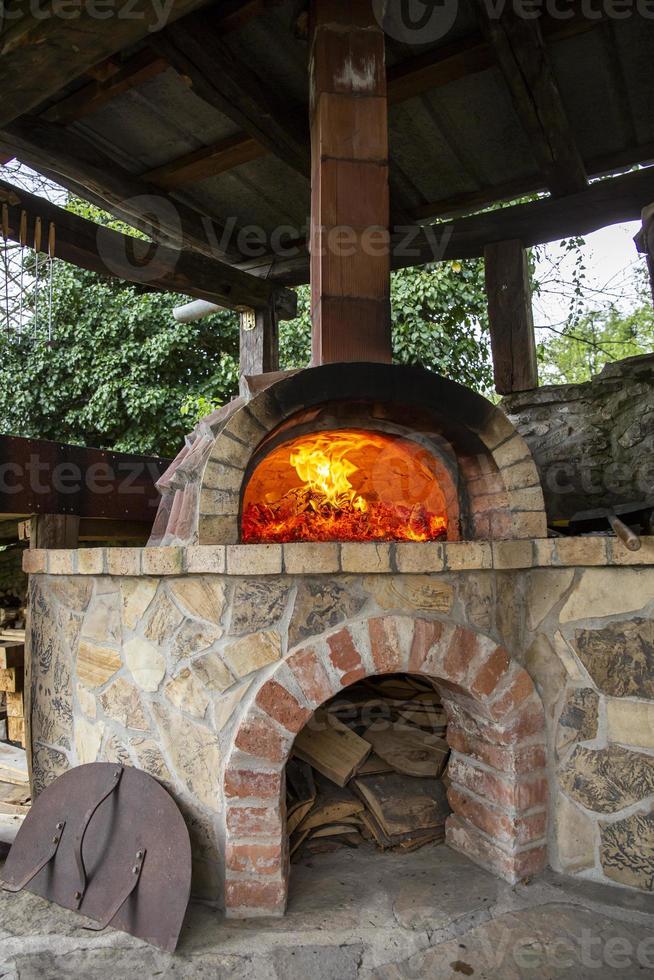 brandend brandhout in een oven, sintels, gloeiende kolen. foto