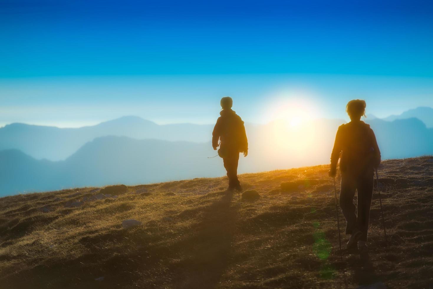 wandelen bij zonsondergang foto