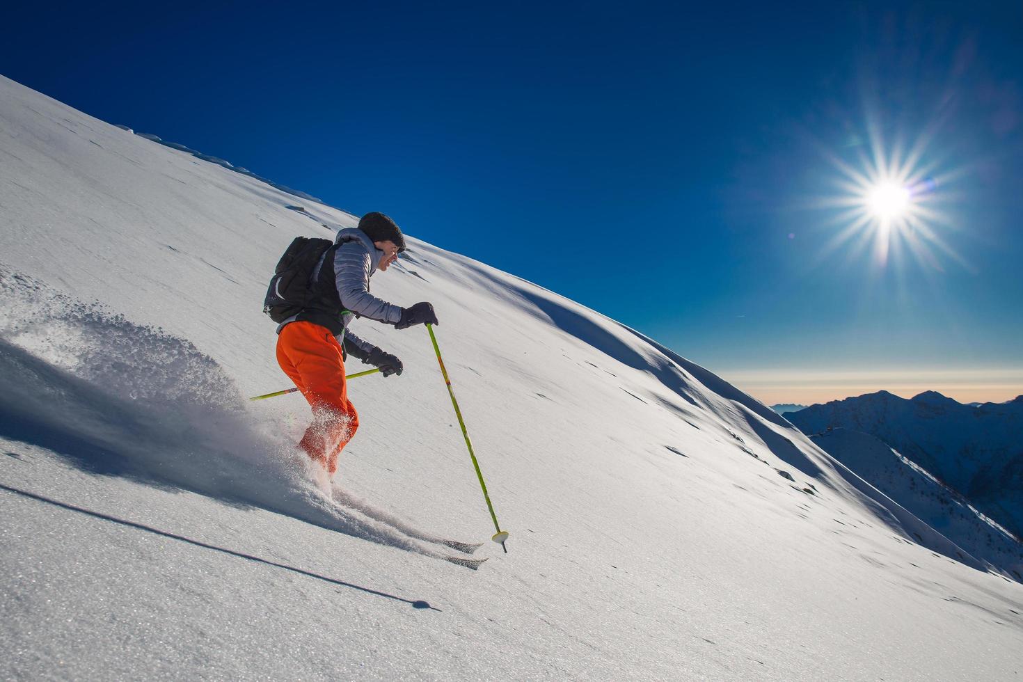 backcountry skiër in verse sneeuw foto