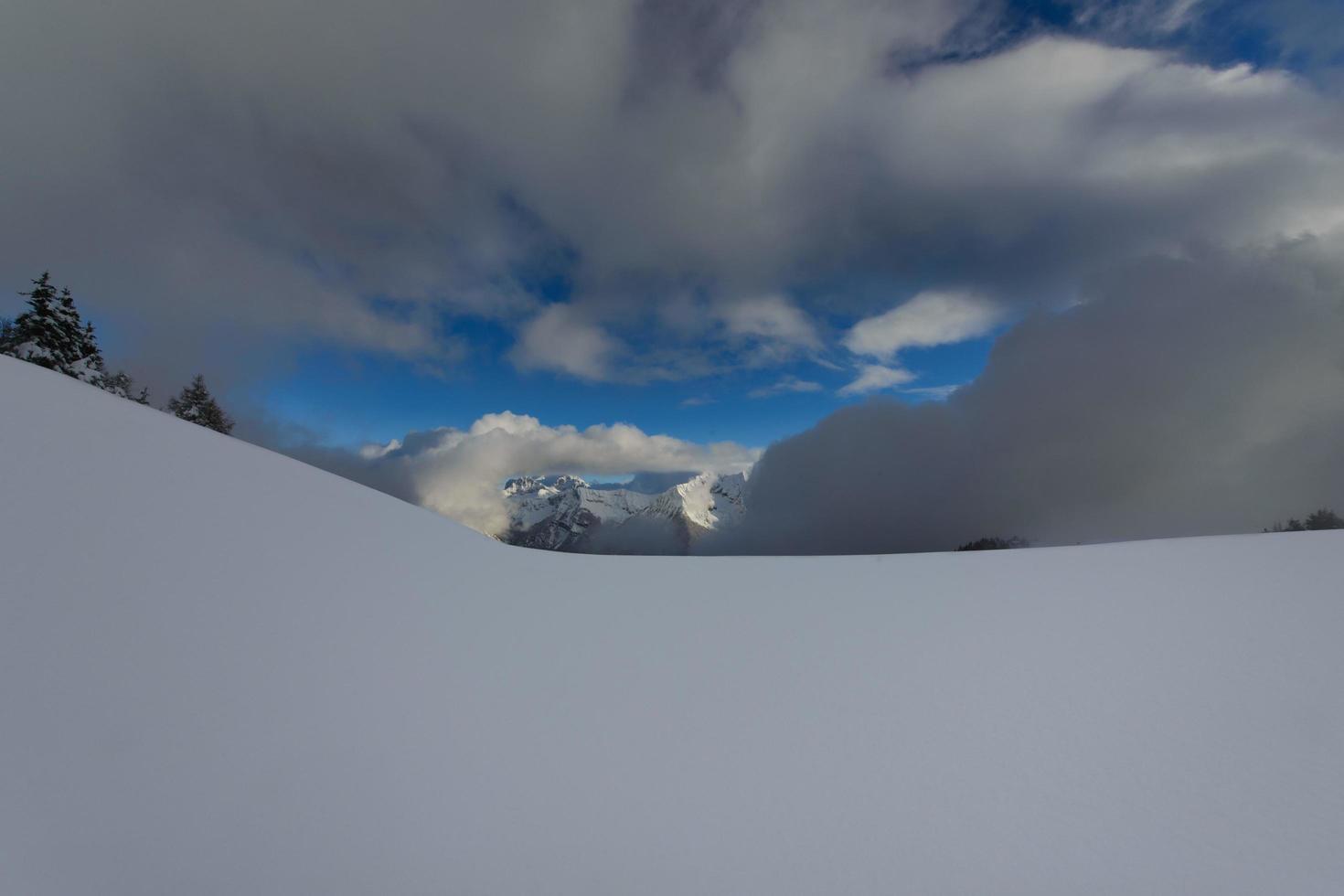winterlandschap met veel abstracts met wolkenspelletjes in de lucht foto