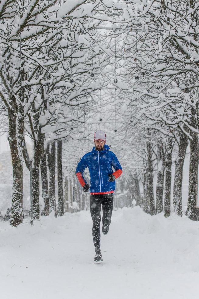 een jonge hardloper in een met sneeuw bedekte vloer foto