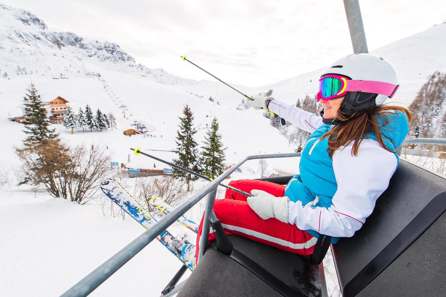 vrouwelijke skiër stoeltjeslift in skigebied foto