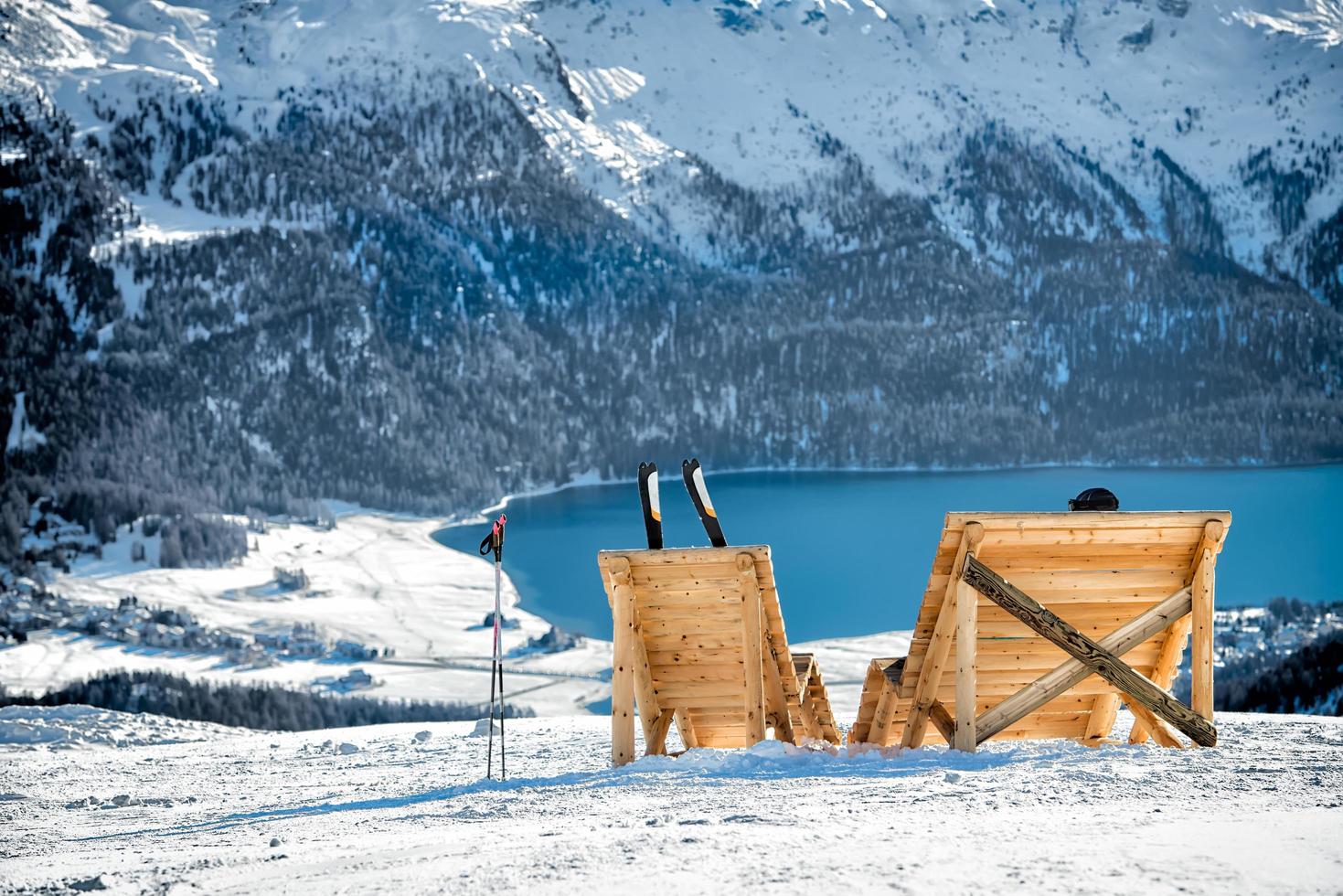 skiër in zonnige vakantie foto