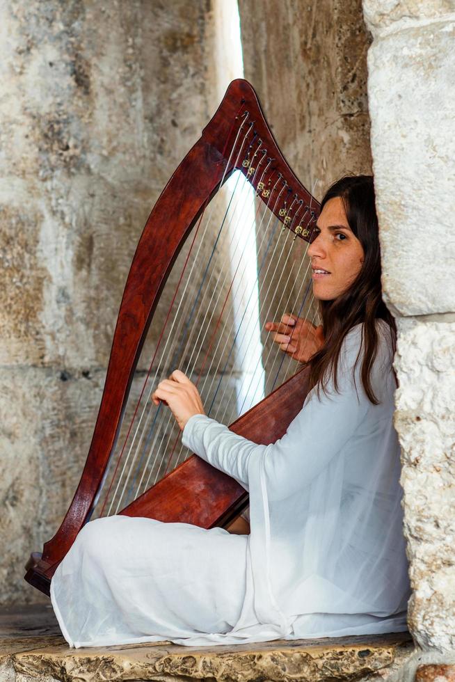 jeruzalem, israël 2015 - harpspeelster op straat foto