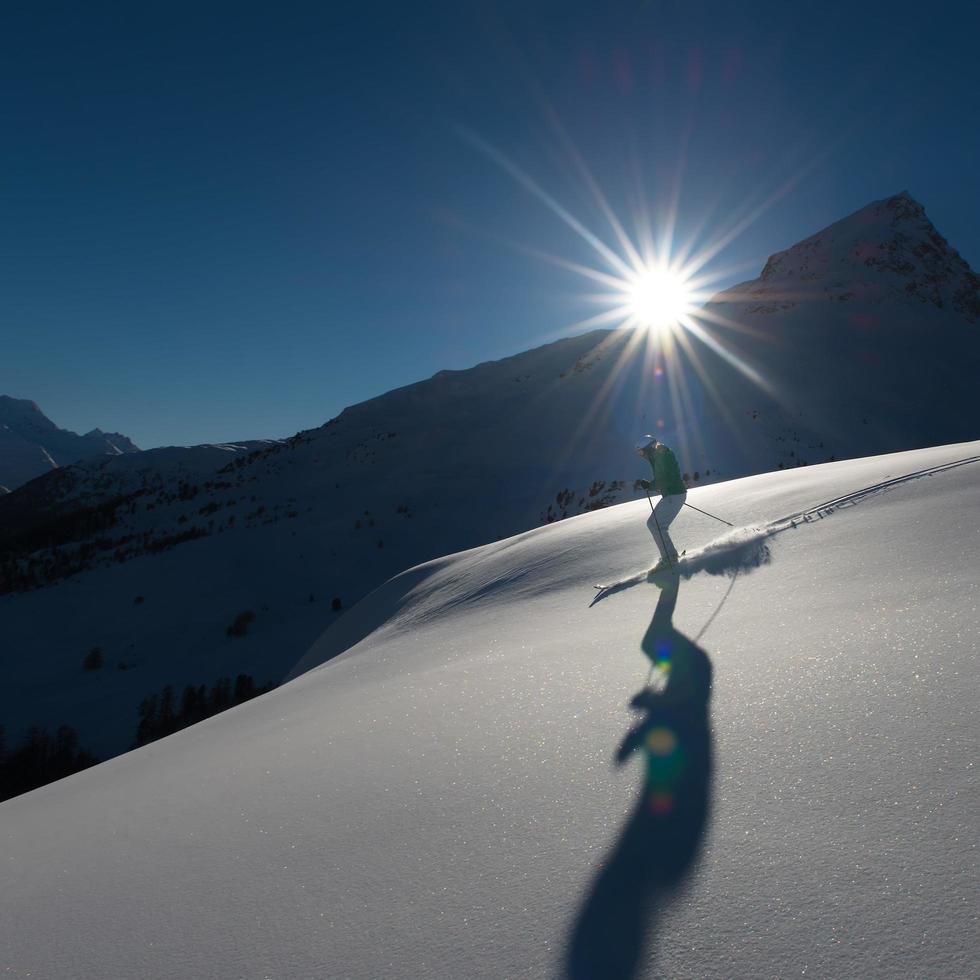 meisje in off-piste skiën foto