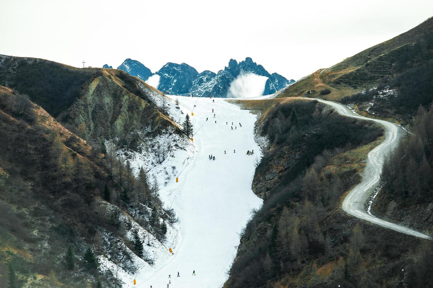 skipiste met kunstmatige sneeuw foto