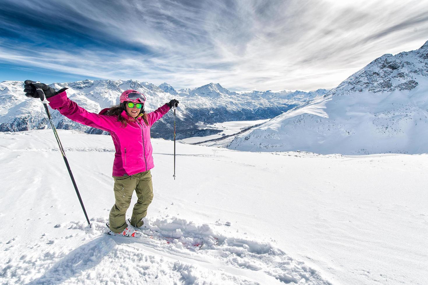 ski, mooi en jong skiërmeisje dat van de wintervakantie geniet foto