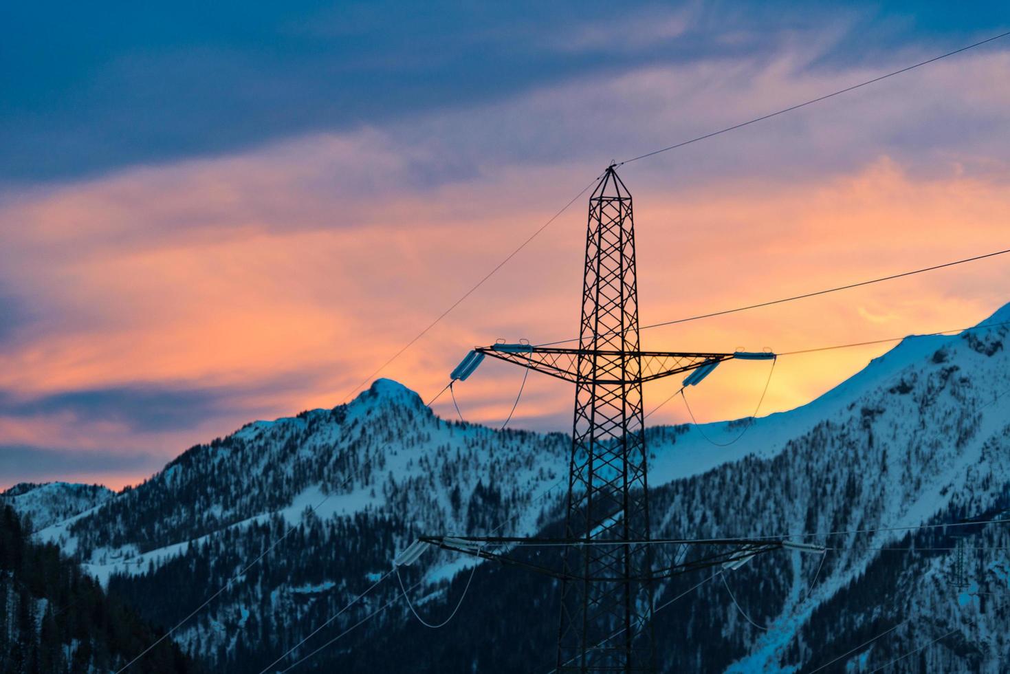 elektriciteitstransport op hoogspanningspalen in de bergen foto