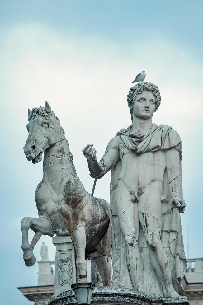 het standbeeld van castore op het Campidoglio-plein in Rome foto