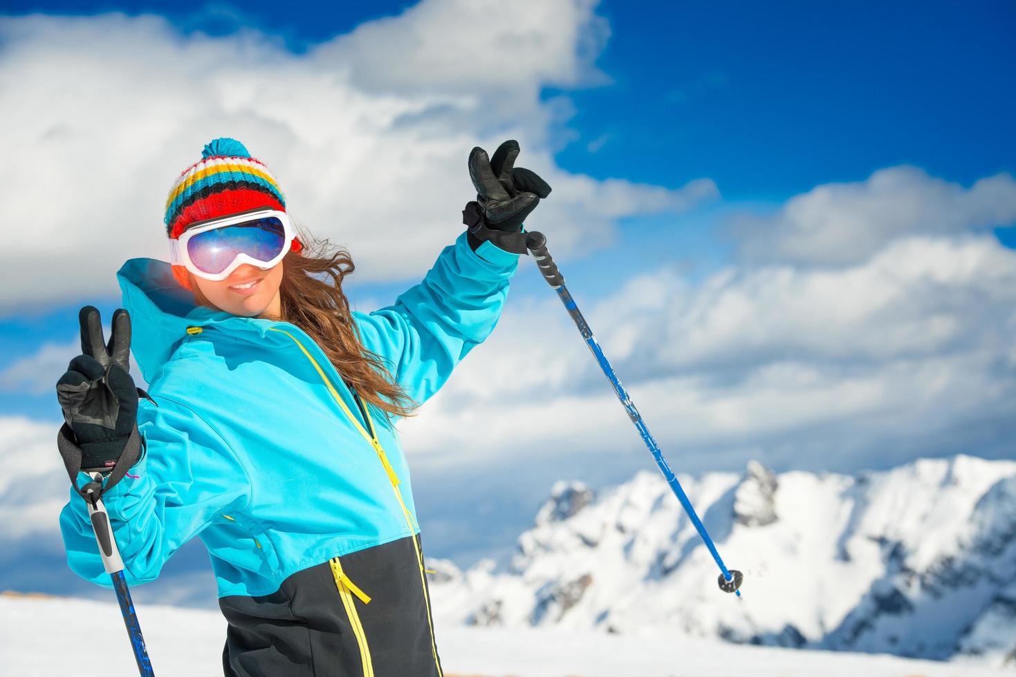 meisje skiër lacht voor een off track foto