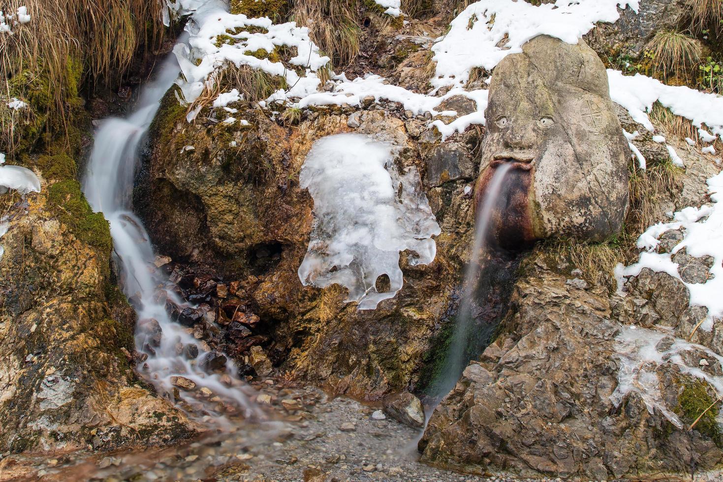 fonteinbeeldhouwwerk van steen in de winter in italië foto