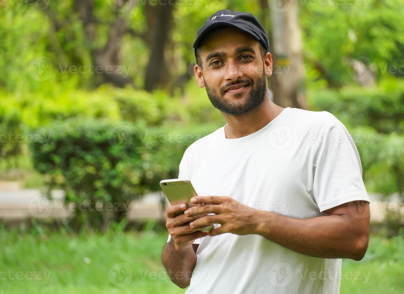 man die gratis wifi gebruikt op mobiel foto