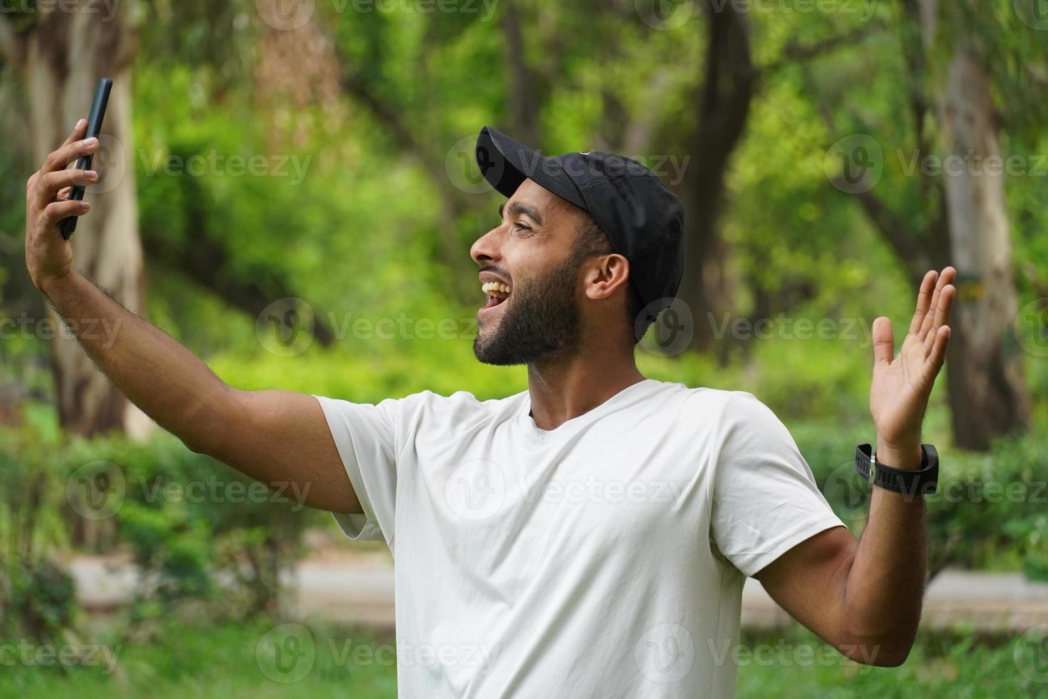 selfie maken en blije gezichtsuitdrukking tonen foto