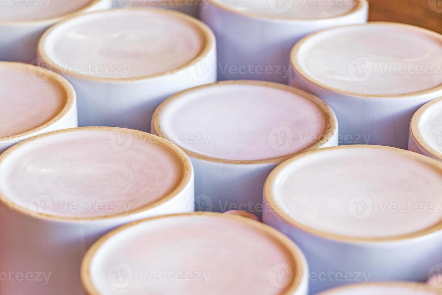 witte koffiekopjes op houten tafel tropisch holbox eiland mexico. foto