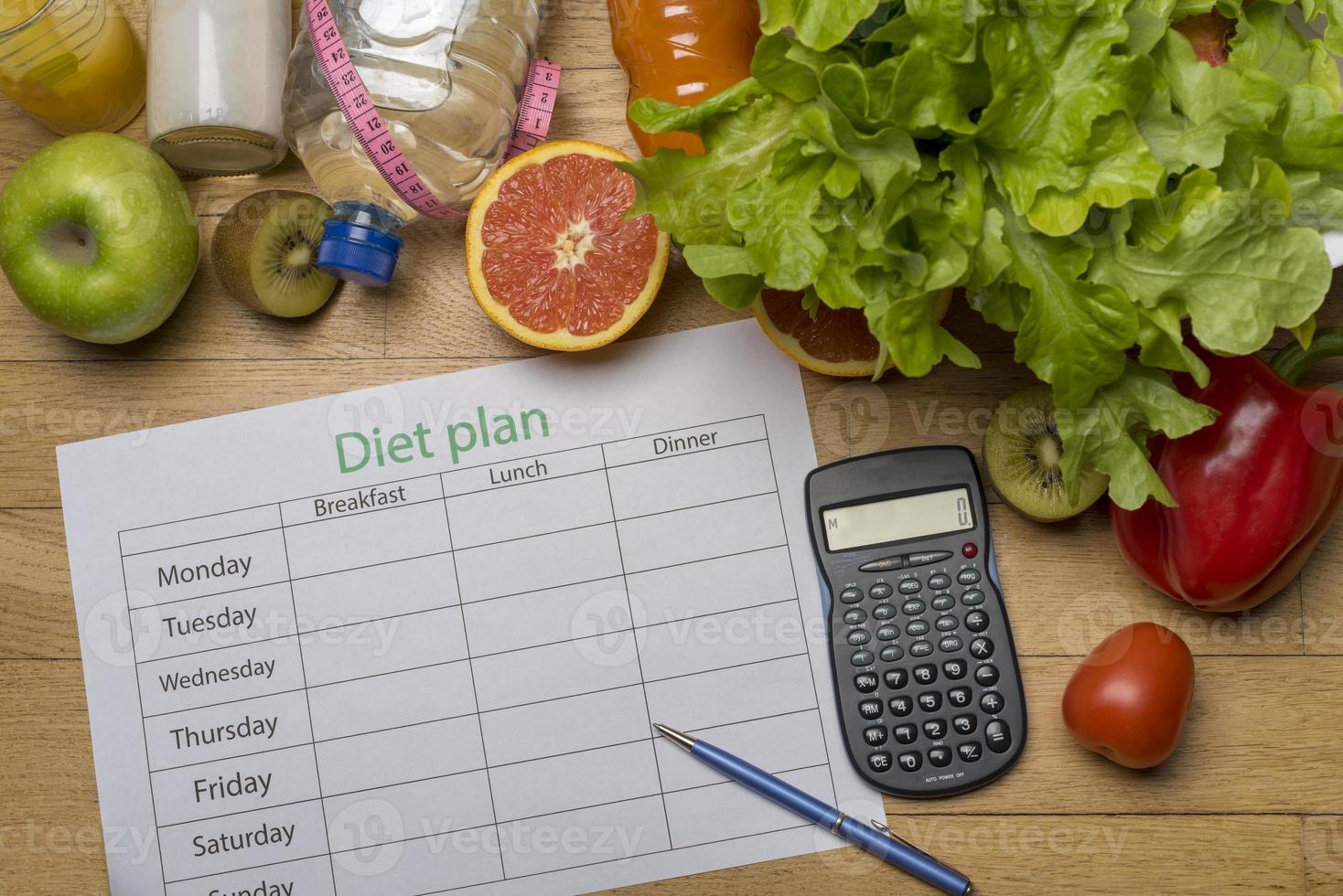 dieetplan, meetlint, water, dieet van vers fruit op de houten vloer. foto