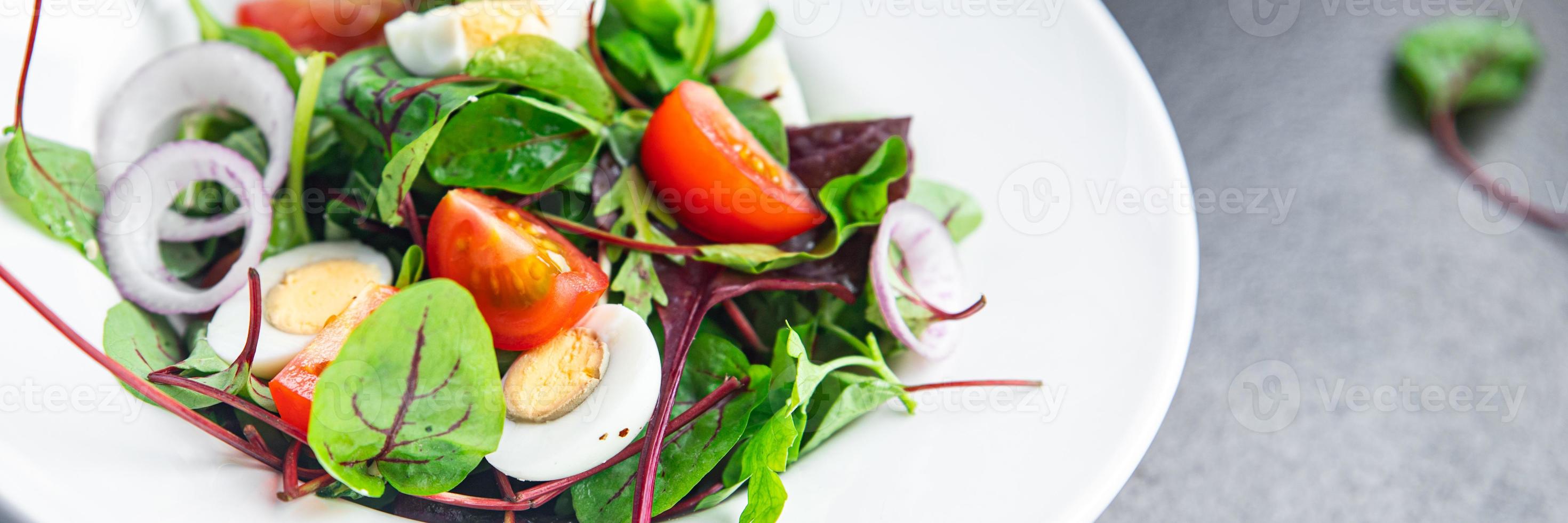 salade kwartel ei tomaat, sla mix bladeren gezonde maaltijd keto of paleodieet foto