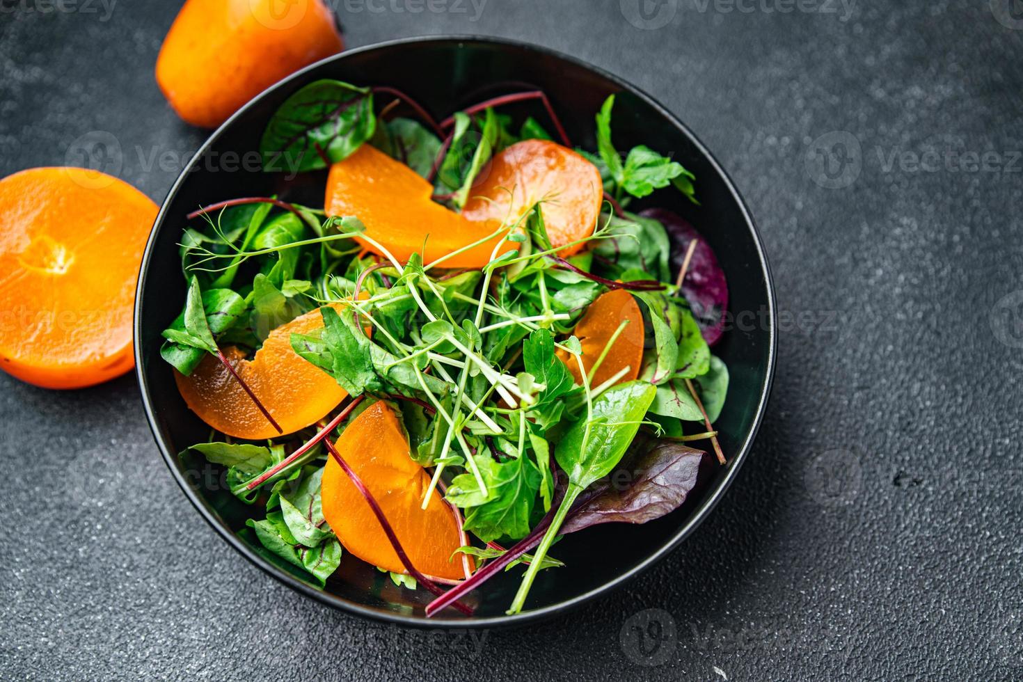 salade persimmon sla bladeren mix groen gezonde maaltijd eten snack foto