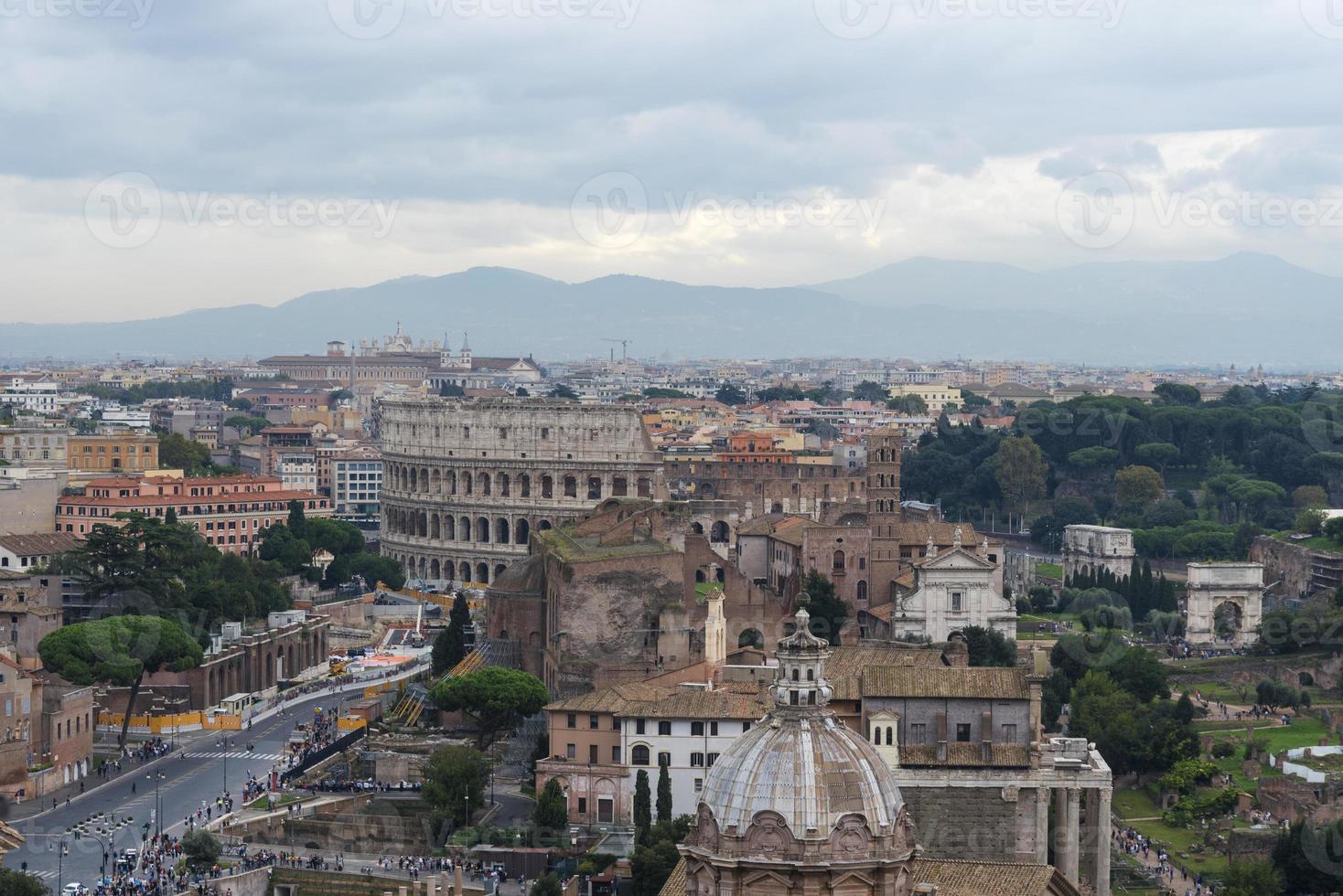 uitzicht op het colosseum en santi luca e martina. foto