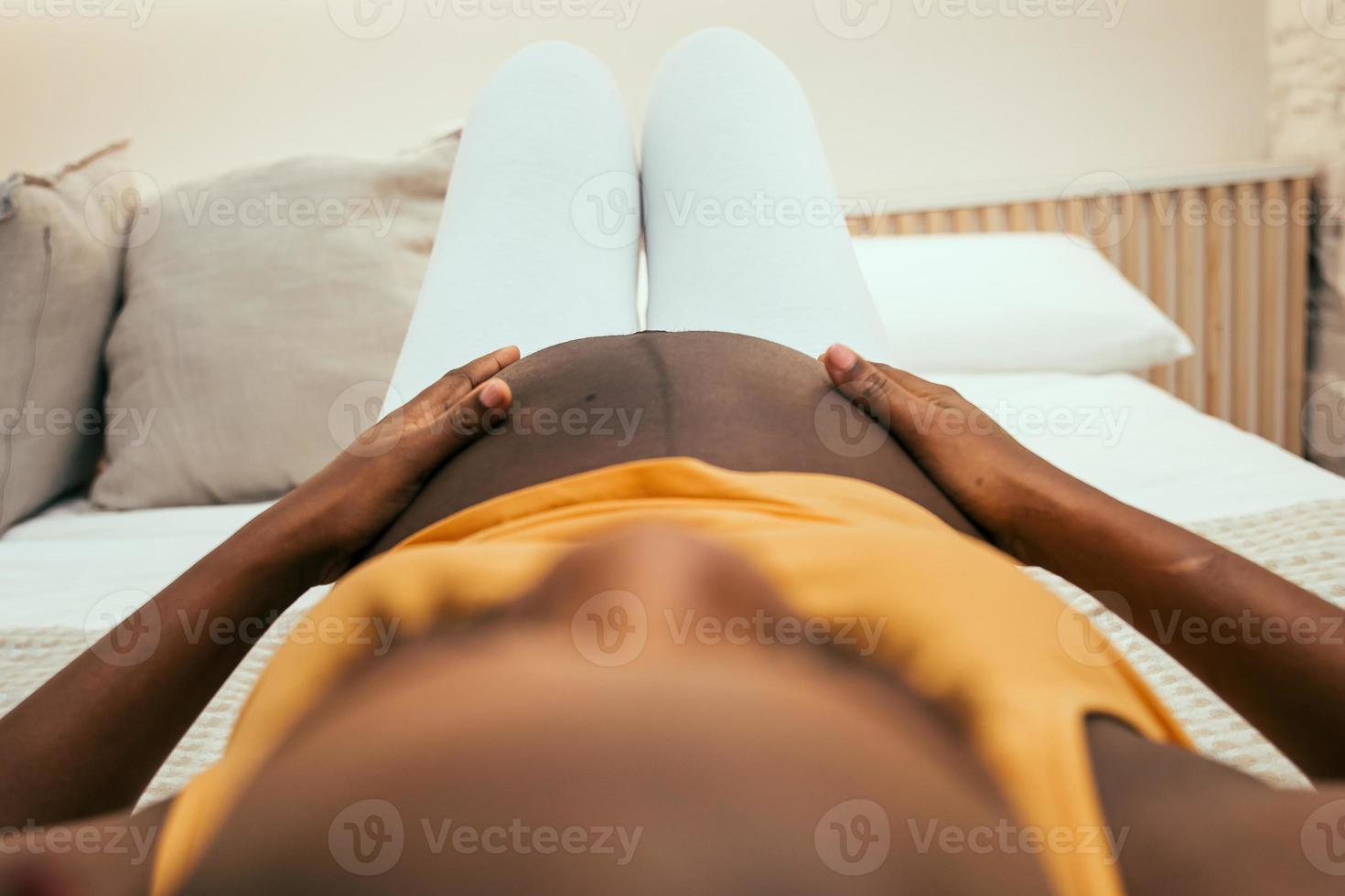zwangere buik van een zwarte vrouw foto