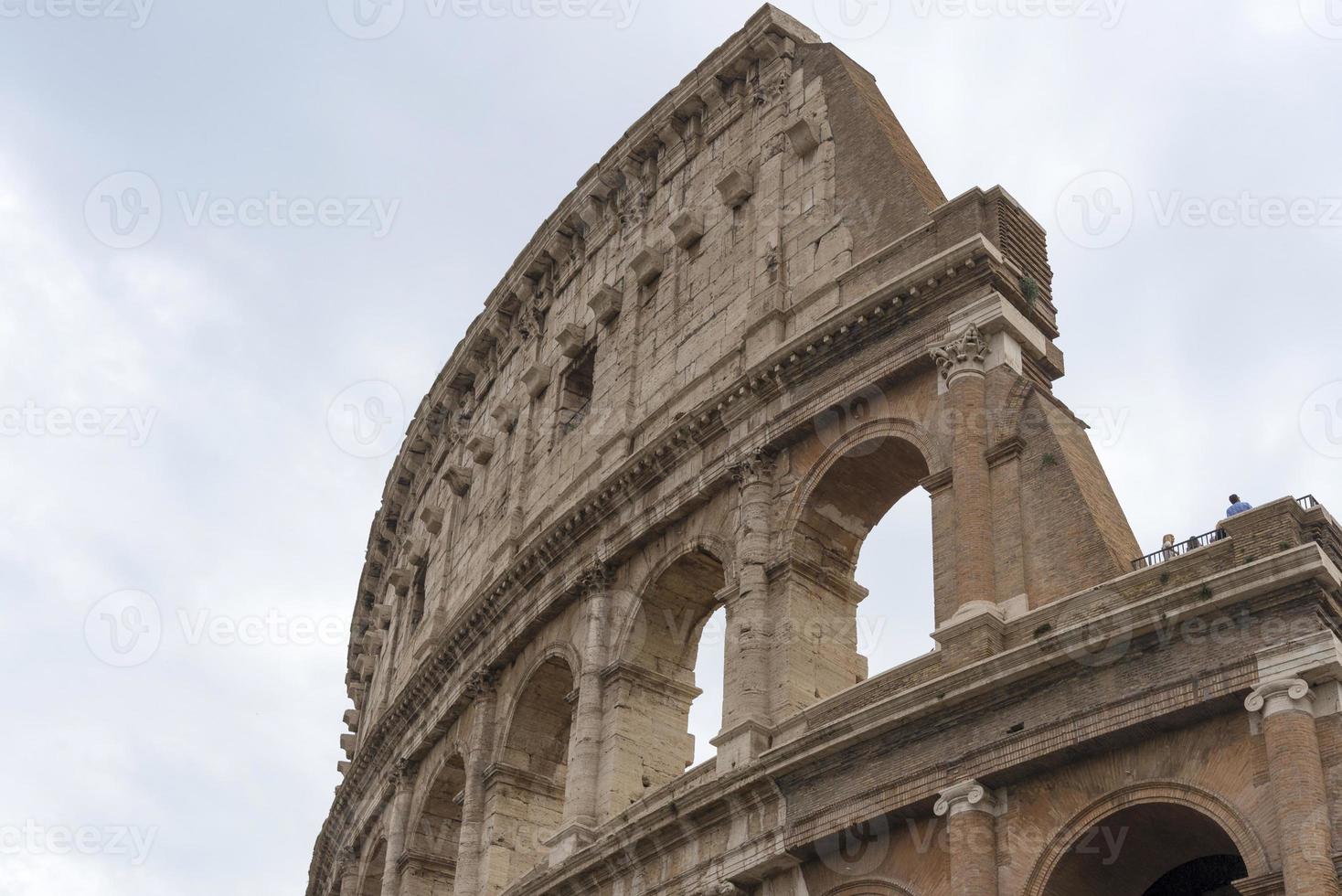 bogen van het colosseum close-up. historische attractie foto