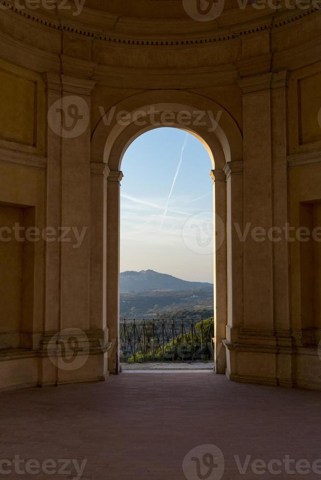 het balkon in de schaduw. villa d'este tivoli, italië, foto