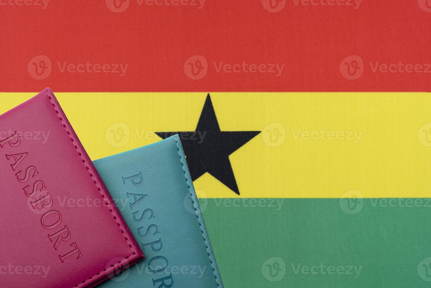 tegen de vlag van ghana twee paspoorten. foto