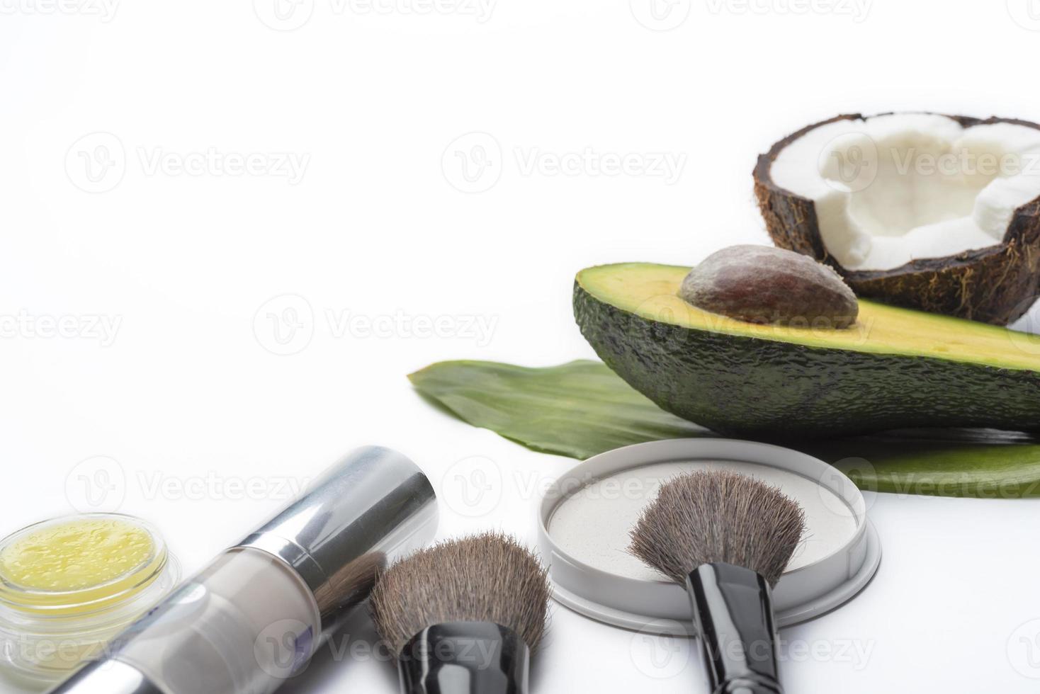 hanger huurder buurman natuurlijke kruiden huidverzorgingsproducten, top ingrediënten, kokosnoot,  avocado, geïsoleerde achtergrond make-up kwasten voor gezicht. 5262329  Stockfoto