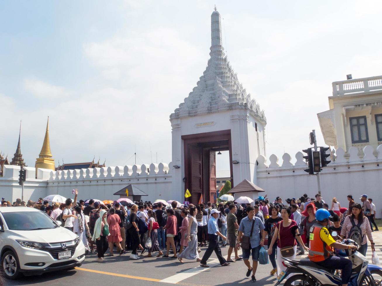 wat phra kaew tempel van de smaragdgroene boeddha bangkok thailand31 december 2018veel toeristen voor het grote paleis op de laatste dag van het jaar 2018 reizen in bangkok thailand. foto