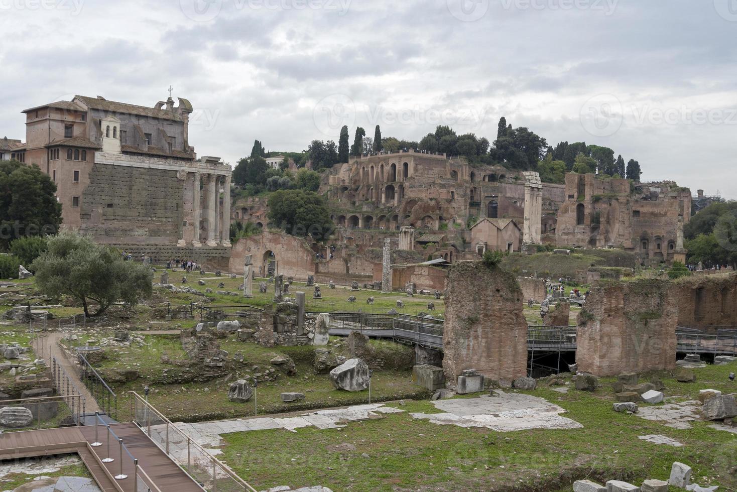 ruïnes van het huis van de vestals op het Romeinse forum. Rome, Italië foto