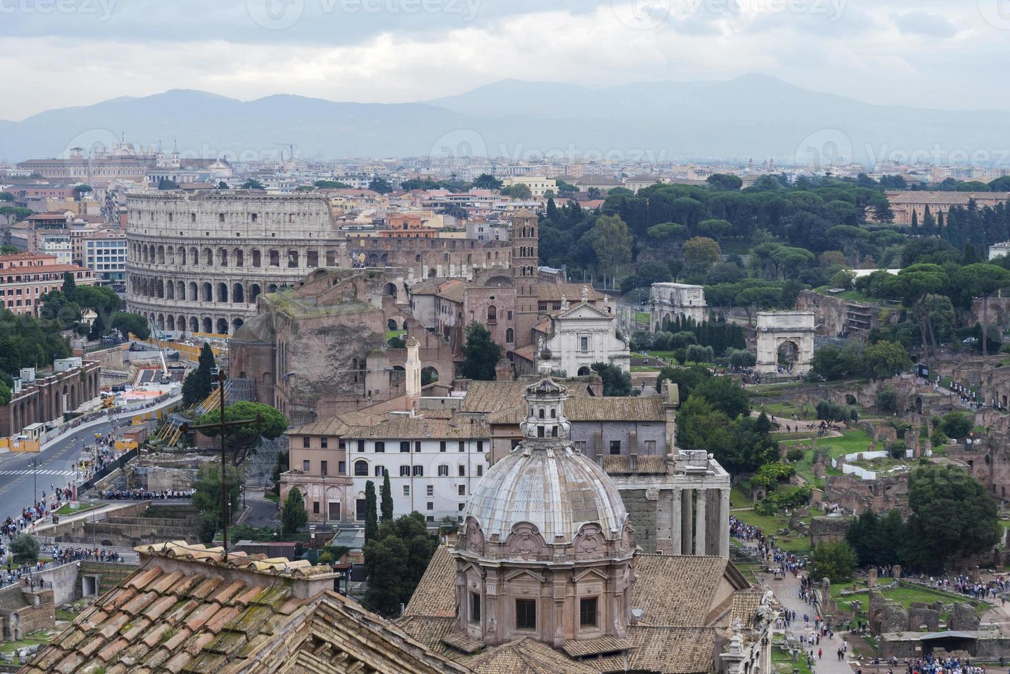 uitzicht op het colosseum en santi luca e martina. foto