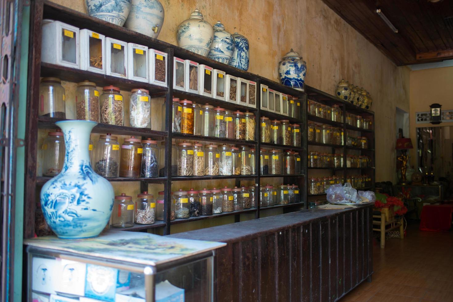 traditionele apotheek in hue, vietnam. geen mensen foto