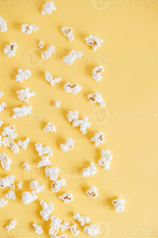 popcorn op een gele achtergrond als achtergrondafbeelding foto